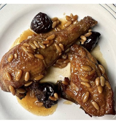 Muslo Pollo Payés Rustido Pasas y Piñones